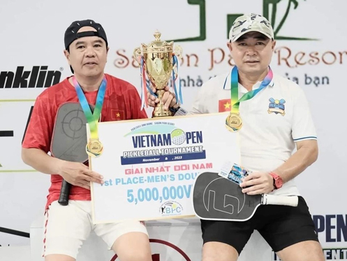 Hai anh em Lý Minh Triết (phải) và Lý Minh Tân vô địch một giải phong trào pickleball vào cuối năm 2023 Ảnh: HOÀNG TÚ